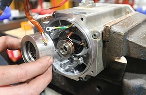Motore Siemens Simotics - Dispositivo di Feedback Analogico Resolver in fase di installazione